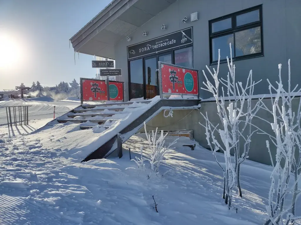 大人気のHOTなメニューで、3年連続のコラボが決定！長野県「竜王スキーパーク」でオリジナル辛ラーメンメニューを12月6日（土）より期間限定販売。 画像 3