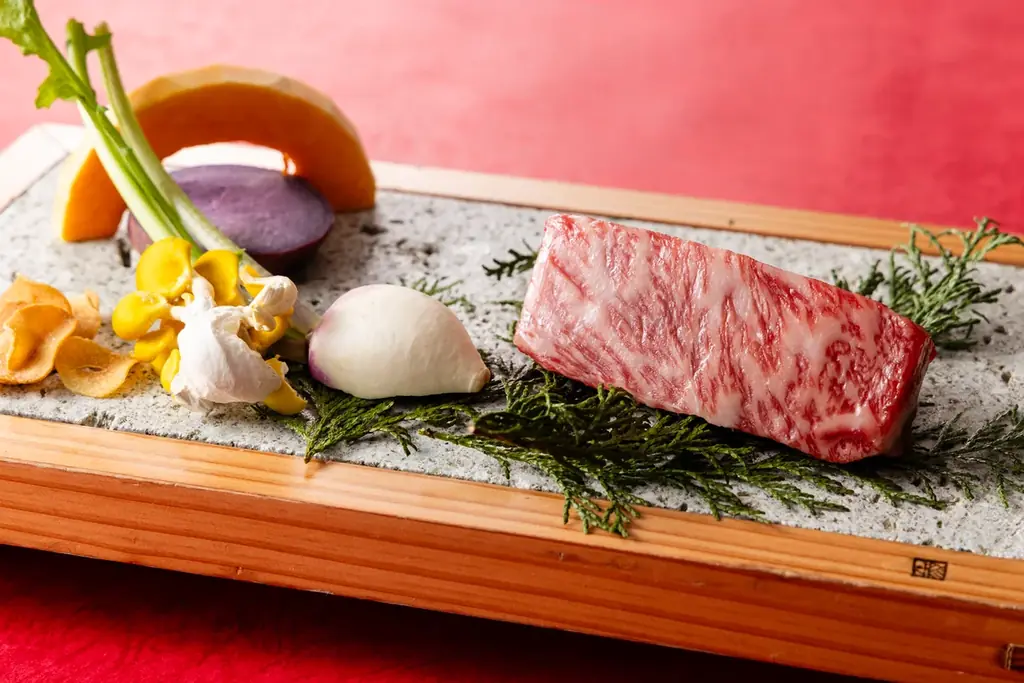 【WHG新宿（新宿ワシントンホテル／ホテルグレイスリー新宿）】植林活動に貢献「クリスマスチャリティーオーナメント」を数量限定で販売　鉄板焼で味わう贅沢なクリスマスディナーコースも予約受付中 画像 4