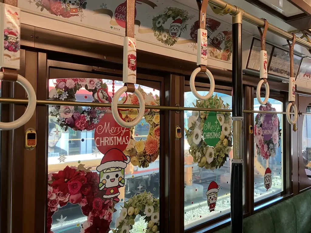 日比谷花壇が東京さくらトラム（都電荒川線）の「都電クリスマス号」を装飾。ホワイトクリスマスを想わせる、「とあらん」とクリスマスリースによる色彩豊かなフラワーグラフィックで華やかに彩ります！ 画像 1