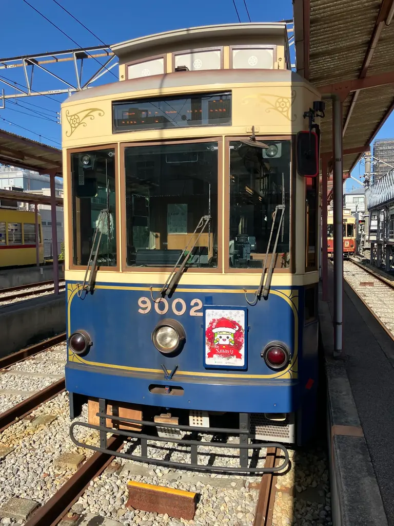 日比谷花壇が東京さくらトラム（都電荒川線）の「都電クリスマス号」を装飾。ホワイトクリスマスを想わせる、「とあらん」とクリスマスリースによる色彩豊かなフラワーグラフィックで華やかに彩ります！ 画像 10