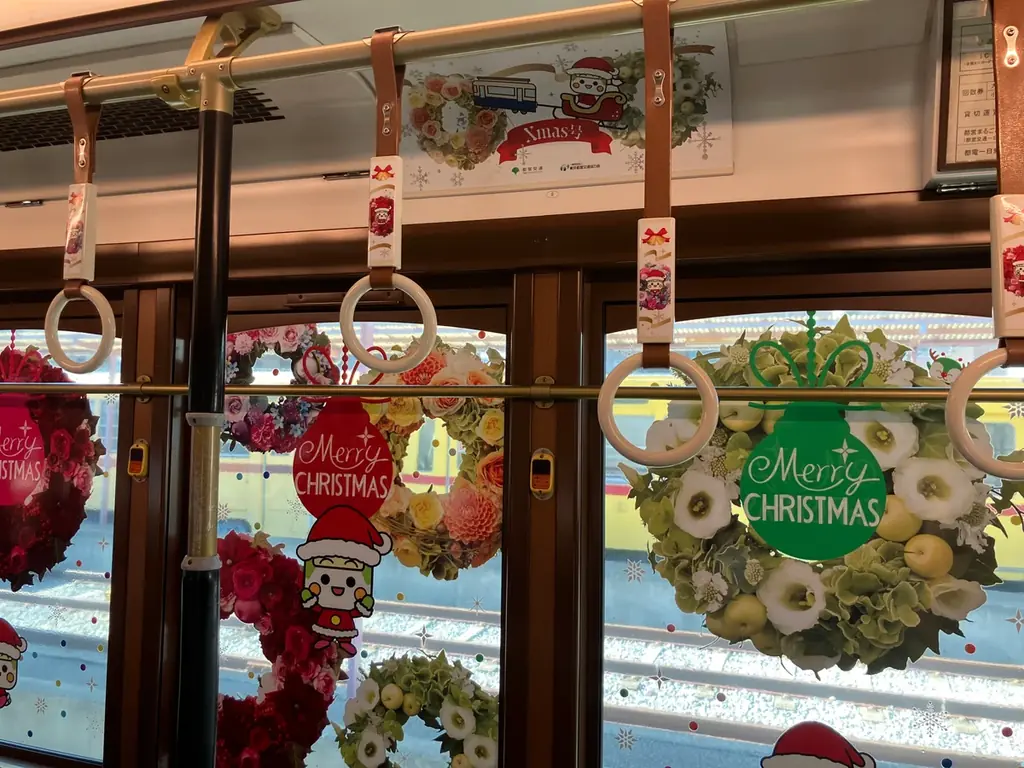 日比谷花壇が東京さくらトラム（都電荒川線）の「都電クリスマス号」を装飾。ホワイトクリスマスを想わせる、「とあらん」とクリスマスリースによる色彩豊かなフラワーグラフィックで華やかに彩ります！ 画像 14