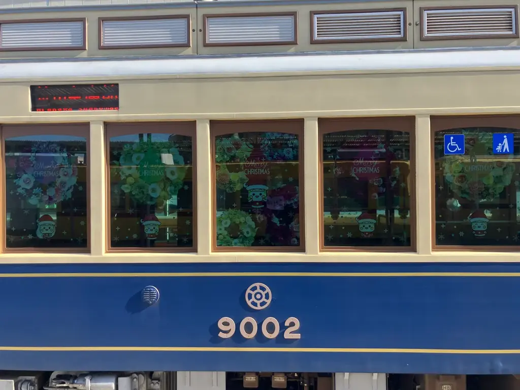 日比谷花壇が東京さくらトラム（都電荒川線）の「都電クリスマス号」を装飾。ホワイトクリスマスを想わせる、「とあらん」とクリスマスリースによる色彩豊かなフラワーグラフィックで華やかに彩ります！ 画像 15