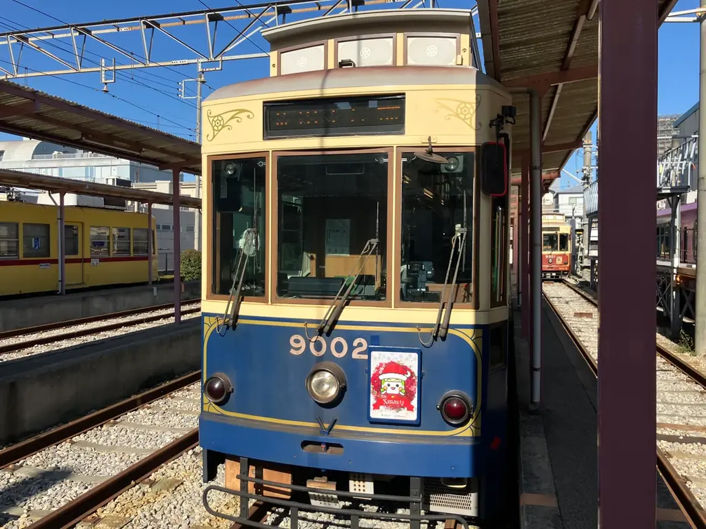 日比谷花壇が東京さくらトラム（都電荒川線）の「都電クリスマス号」を装飾。ホワイトクリスマスを想わせる、「とあらん」とクリスマスリースによる色彩豊かなフラワーグラフィックで華やかに彩ります！ 画像 2