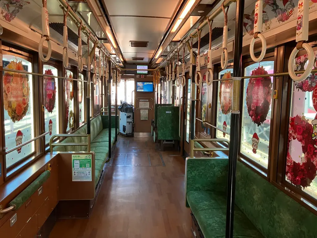 日比谷花壇が東京さくらトラム（都電荒川線）の「都電クリスマス号」を装飾。ホワイトクリスマスを想わせる、「とあらん」とクリスマスリースによる色彩豊かなフラワーグラフィックで華やかに彩ります！ 画像 3