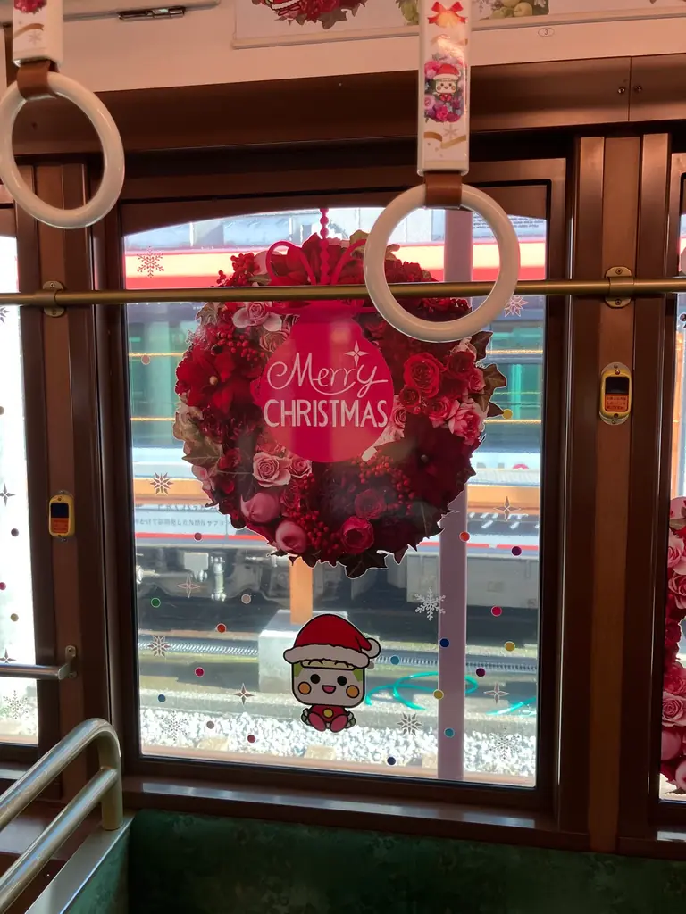 日比谷花壇が東京さくらトラム（都電荒川線）の「都電クリスマス号」を装飾。ホワイトクリスマスを想わせる、「とあらん」とクリスマスリースによる色彩豊かなフラワーグラフィックで華やかに彩ります！ 画像 4