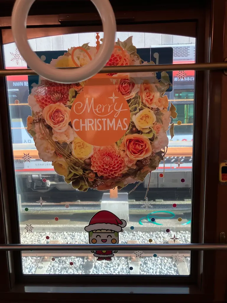 日比谷花壇が東京さくらトラム（都電荒川線）の「都電クリスマス号」を装飾。ホワイトクリスマスを想わせる、「とあらん」とクリスマスリースによる色彩豊かなフラワーグラフィックで華やかに彩ります！ 画像 5