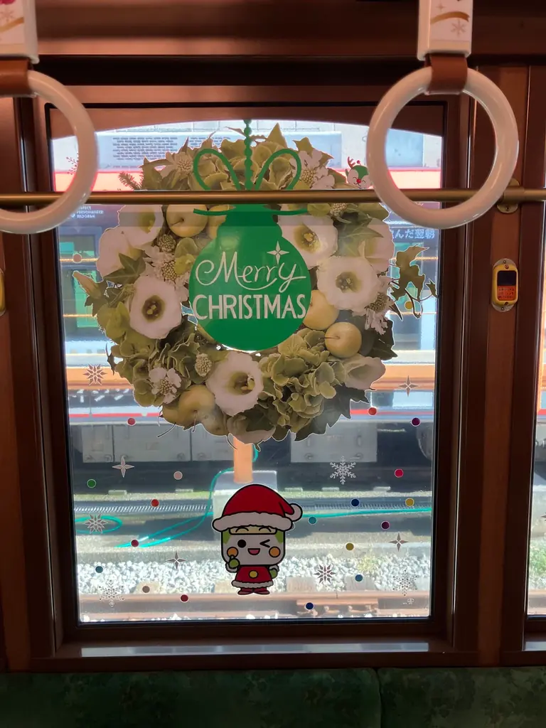 日比谷花壇が東京さくらトラム（都電荒川線）の「都電クリスマス号」を装飾。ホワイトクリスマスを想わせる、「とあらん」とクリスマスリースによる色彩豊かなフラワーグラフィックで華やかに彩ります！ 画像 6