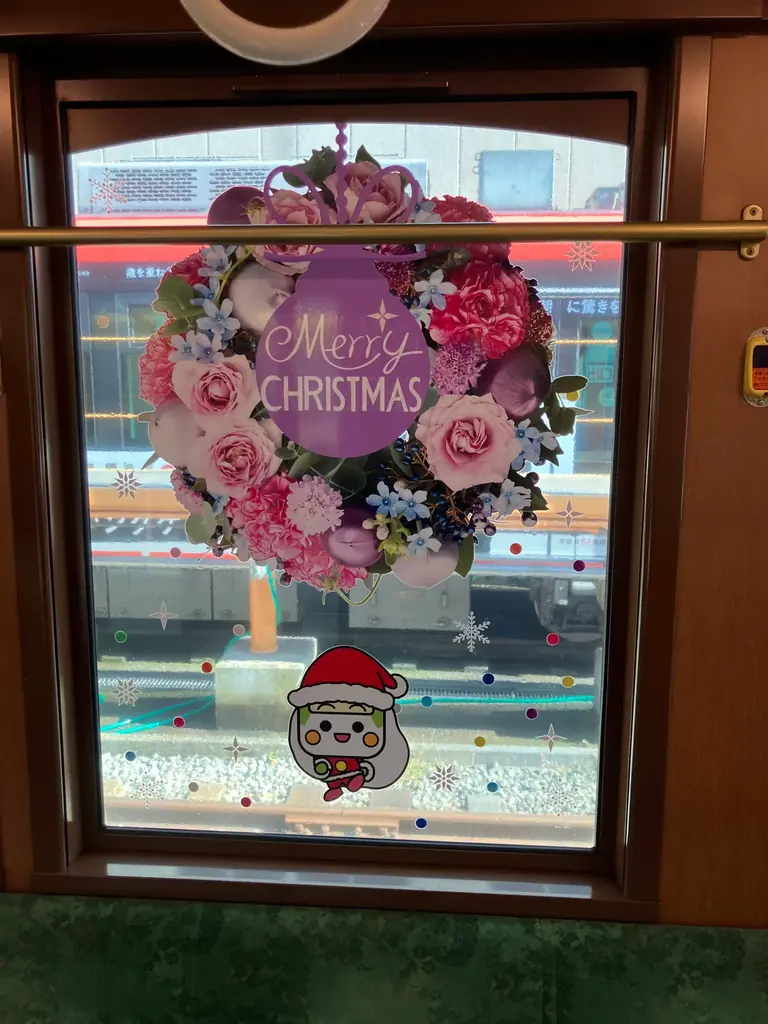 日比谷花壇が東京さくらトラム（都電荒川線）の「都電クリスマス号」を装飾。ホワイトクリスマスを想わせる、「とあらん」とクリスマスリースによる色彩豊かなフラワーグラフィックで華やかに彩ります！ 画像 7