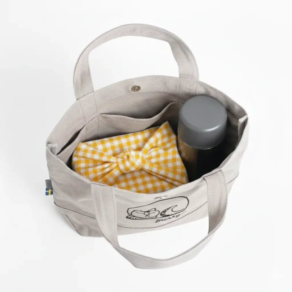 【新商品】リサ・ラーソンの猫の「スッシー」の刺繍ミニトート。A5サイズがすっぽり・軽量約164gの万能バッグが5色展開で発売 画像 3