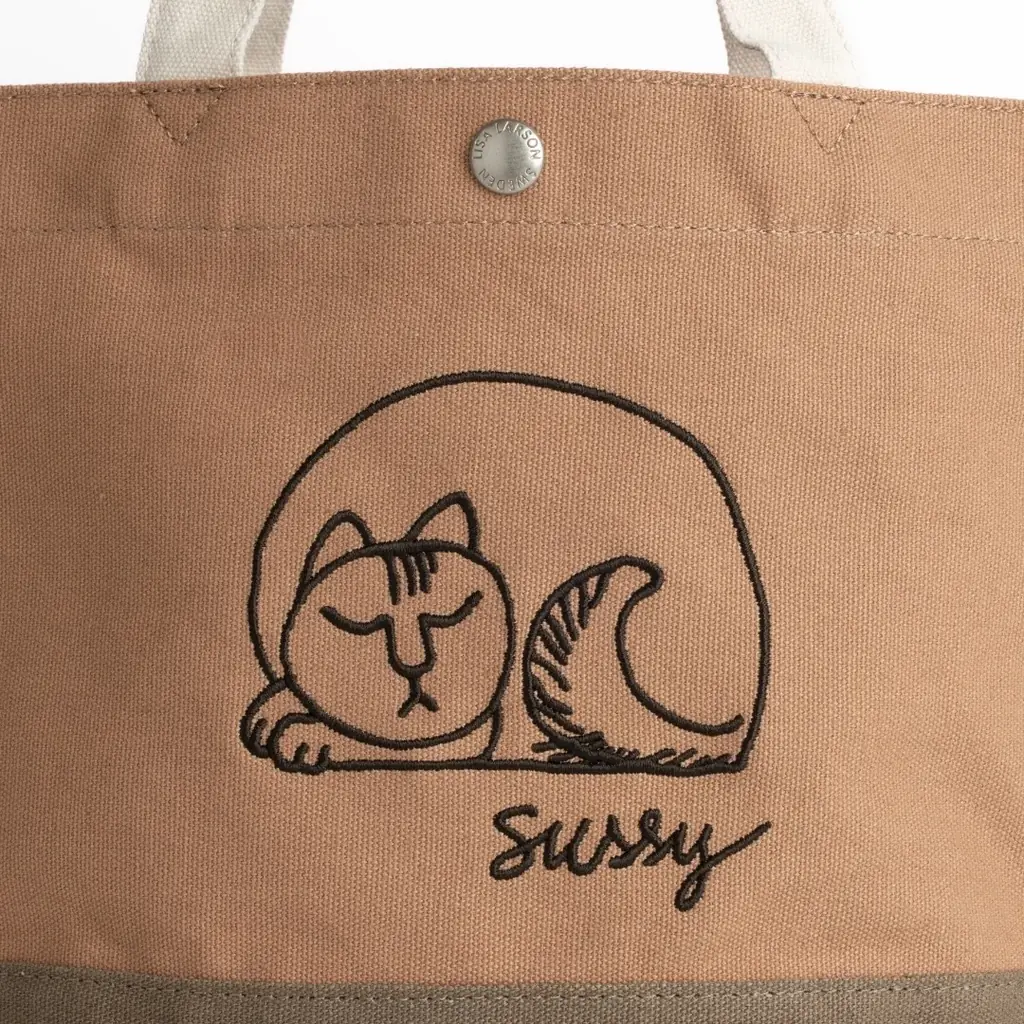 【新商品】リサ・ラーソンの猫の「スッシー」の刺繍ミニトート。A5サイズがすっぽり・軽量約164gの万能バッグが5色展開で発売 画像 4
