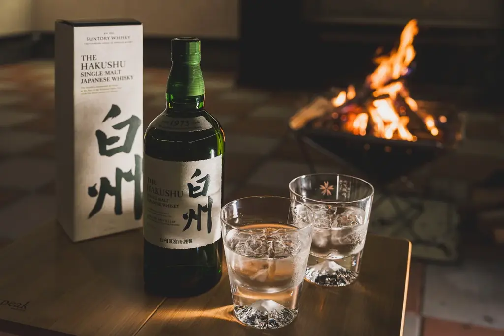 【1日1組限定】“森の蒸溜所”の息吹を、焚火と共に。サントリーシングルモルトウイスキー「白州」× プライベート焚火で整う、大人のための「森香るリトリートプラン」 画像 1