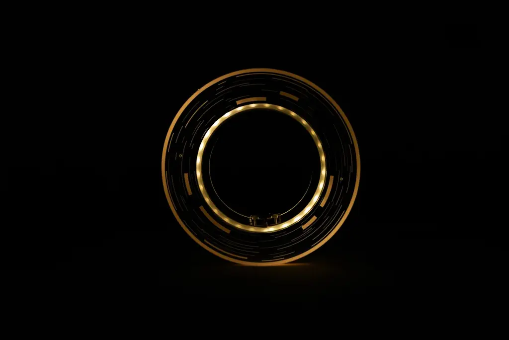 ゲーム「NieR:Automata」のスマート・トイ「白の契約」に光のギミックで世界観を演出するライトリング付スタンドが登場、12月22日（月）より発売 画像 5