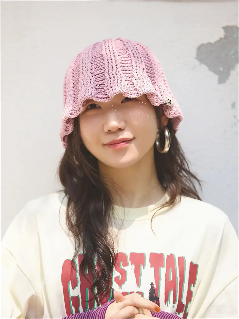 韓国発の編み物本が日本初登場！　動画を観て進めていけるから不器用さんでもしっかり作ることができる、ビビッドカラーが光る8点のトレンドアイテム！！ 画像 3