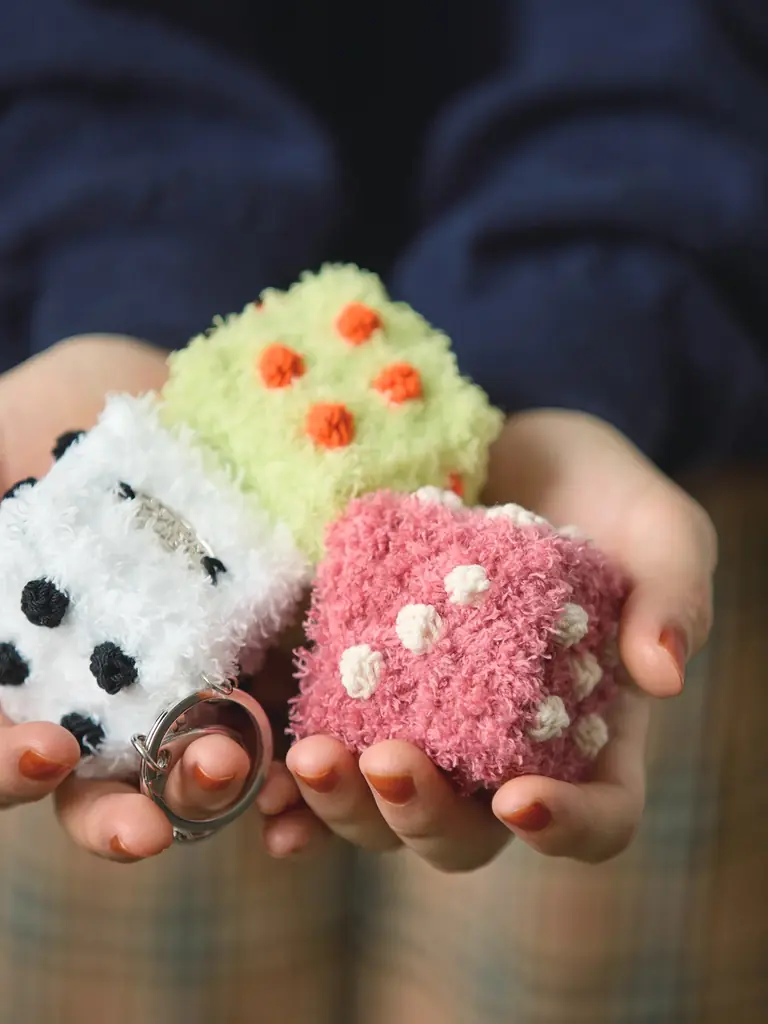 韓国発の編み物本が日本初登場！　動画を観て進めていけるから不器用さんでもしっかり作ることができる、ビビッドカラーが光る8点のトレンドアイテム！！ 画像 6