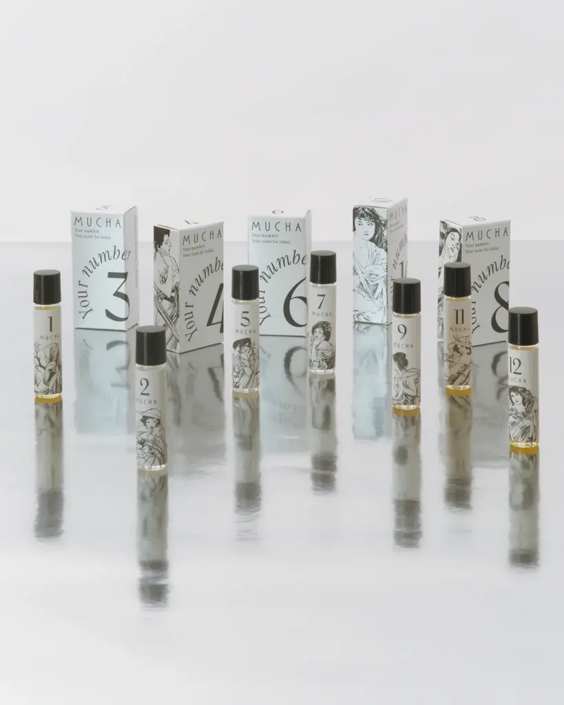【MUCHA(ミュシャ)】作品『12ヶ月』の絵葉書をモチーフにしたロールオンタイプのフレグランスオイルが登場！誕生月やラッキーナンバーで選べる、心はずむ12種類のナンバーオイル 画像 2