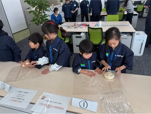 【開催報告】ひと足早くクリスマス！「ファミマこども食堂」×「イトウ製菓」クリスマスパフェ 手作り体験会を開催 画像 2