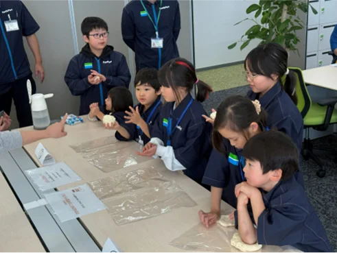 【開催報告】ひと足早くクリスマス！「ファミマこども食堂」×「イトウ製菓」クリスマスパフェ 手作り体験会を開催 画像 3