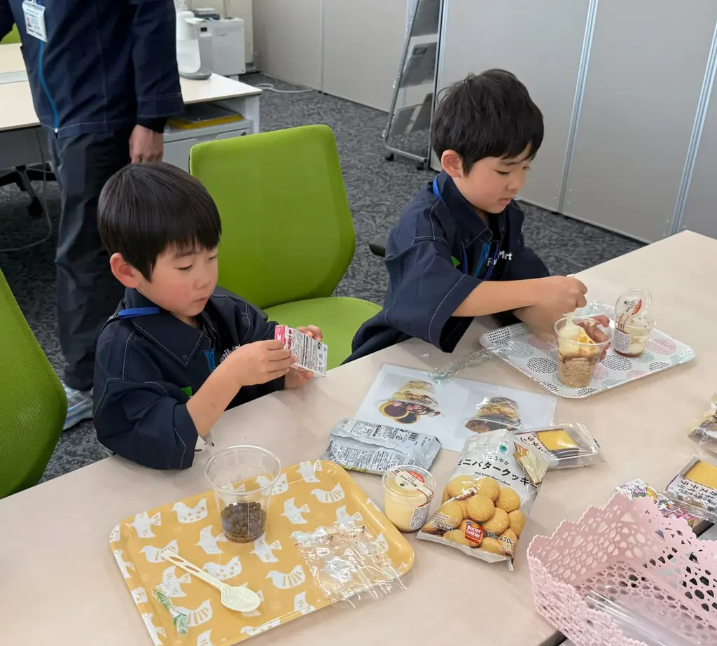 【開催報告】ひと足早くクリスマス！「ファミマこども食堂」×「イトウ製菓」クリスマスパフェ 手作り体験会を開催 画像 4