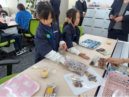 【開催報告】ひと足早くクリスマス！「ファミマこども食堂」×「イトウ製菓」クリスマスパフェ 手作り体験会を開催 画像 5