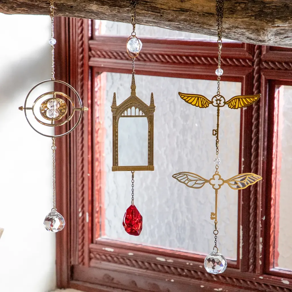 2025年12月5日(金)より「ハリー・ポッター　マホウドコロ」にて、映画『ハリー・ポッターと賢者の石』の公開25周年に先駆け、作中に登場するさまざまなアイテムをモチーフにした新商品を販売！ 画像 1