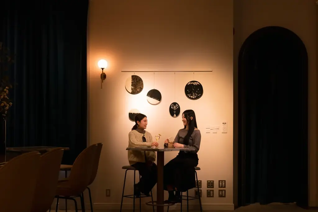 小樽UNWINDのアールデコ空間でJun's Light展が開幕