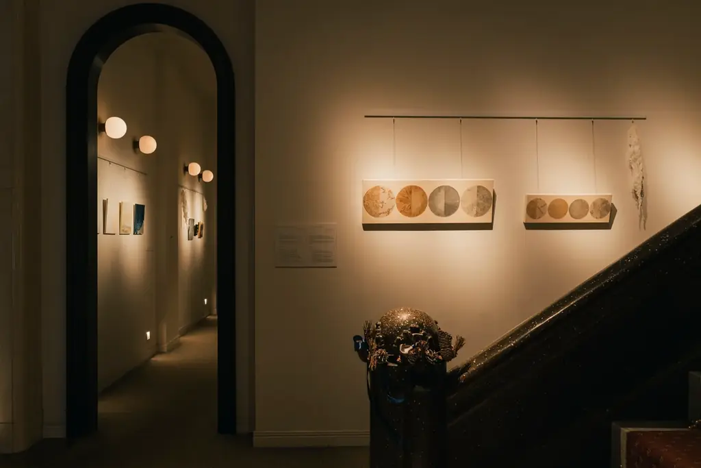 アールデコ建築の幻想的な空間でワックスアート作品を楽しむ。宿泊者以外も入場無料で楽しめるホテル内ギャラリー 「UNWIND GALLERY」にて「Jun’s Light」の展示開始！ 画像 3