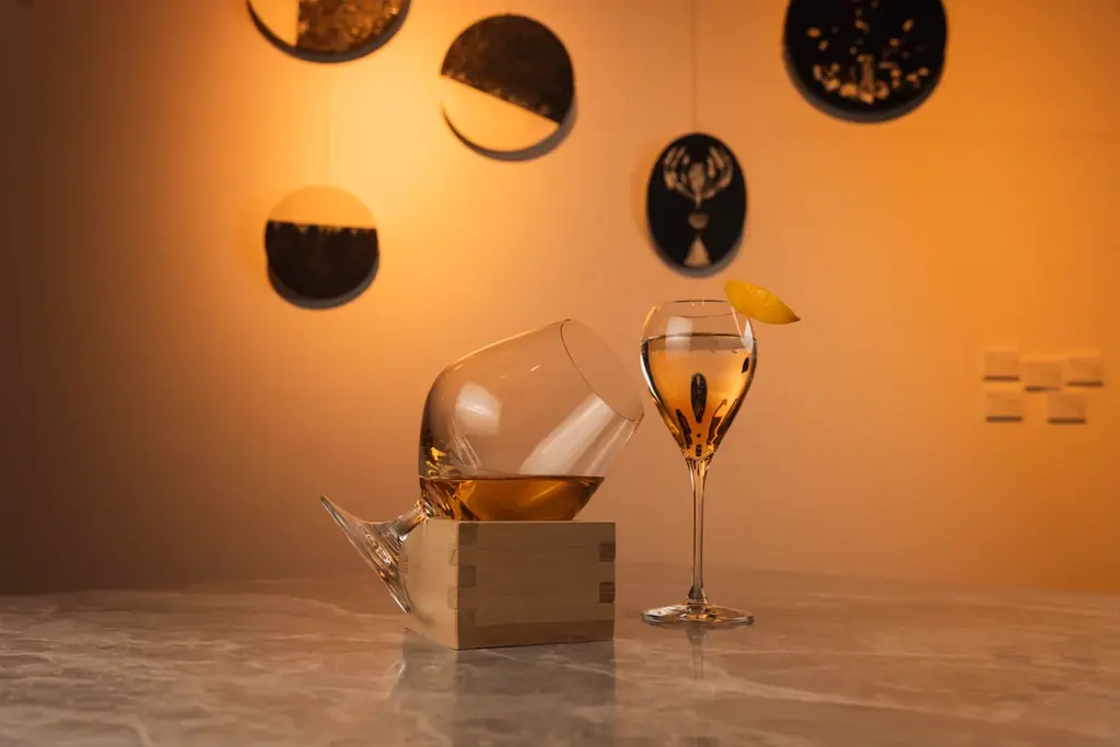 アールデコ建築の幻想的な空間でワックスアート作品を楽しむ。宿泊者以外も入場無料で楽しめるホテル内ギャラリー 「UNWIND GALLERY」にて「Jun’s Light」の展示開始！ 画像 4