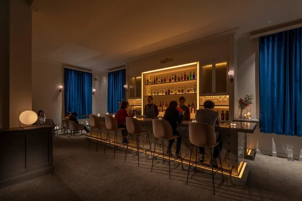 アールデコ建築の幻想的な空間でワックスアート作品を楽しむ。宿泊者以外も入場無料で楽しめるホテル内ギャラリー 「UNWIND GALLERY」にて「Jun’s Light」の展示開始！ 画像 5