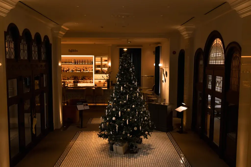 アールデコ建築の幻想的な空間でワックスアート作品を楽しむ。宿泊者以外も入場無料で楽しめるホテル内ギャラリー 「UNWIND GALLERY」にて「Jun’s Light」の展示開始！ 画像 6