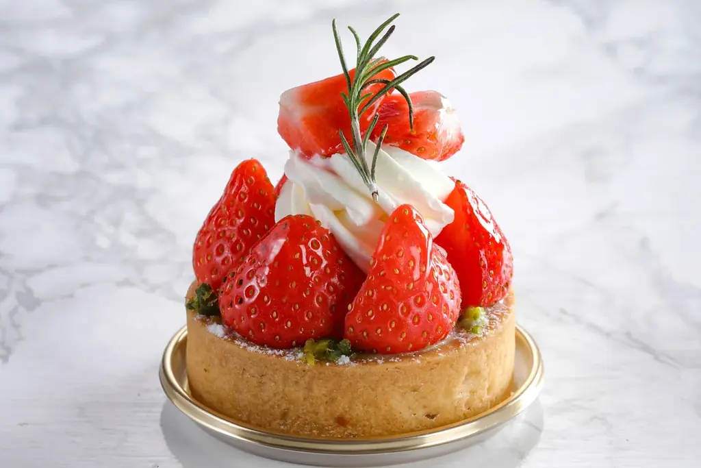 【シェラトン都ホテル大阪】「いちご」×「不思議の国のアリス」がテーマのアフタヌーンティーなど旬のいちごを満喫できる「いちごフェア」開催 画像 12