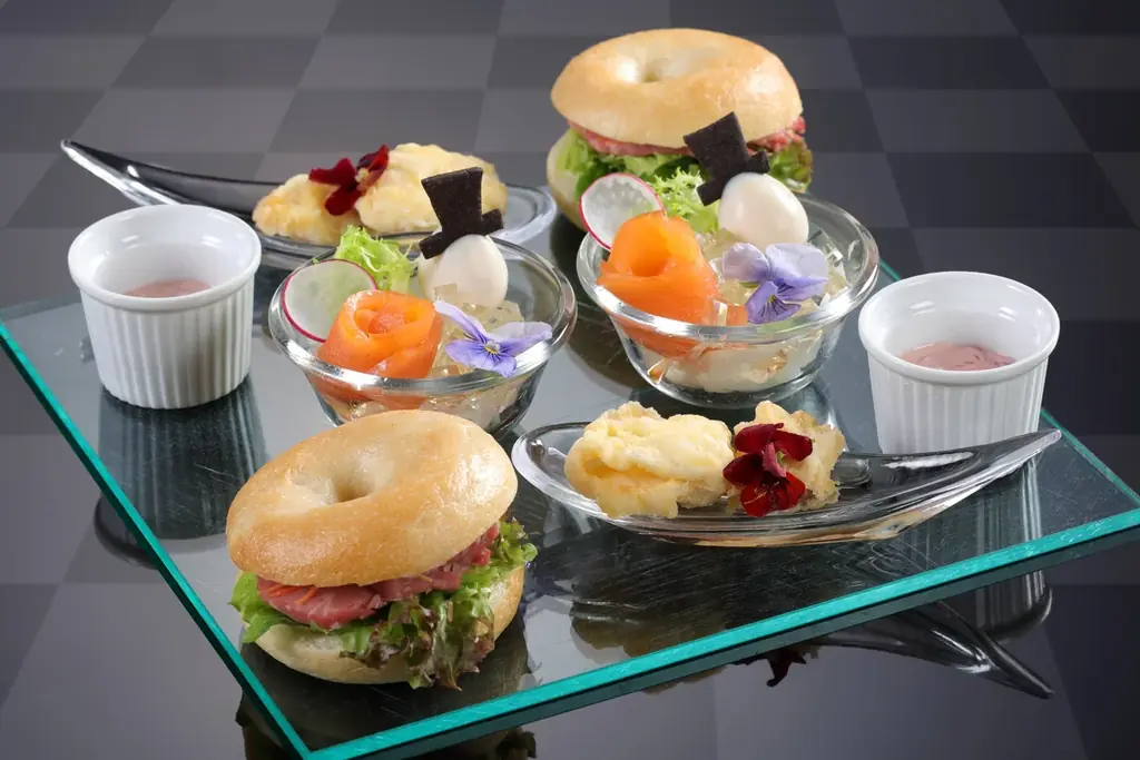 【シェラトン都ホテル大阪】「いちご」×「不思議の国のアリス」がテーマのアフタヌーンティーなど旬のいちごを満喫できる「いちごフェア」開催 画像 4