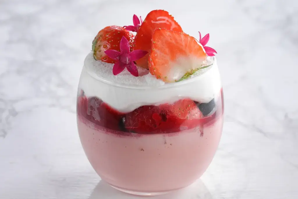 【シェラトン都ホテル大阪】「いちご」×「不思議の国のアリス」がテーマのアフタヌーンティーなど旬のいちごを満喫できる「いちごフェア」開催 画像 9