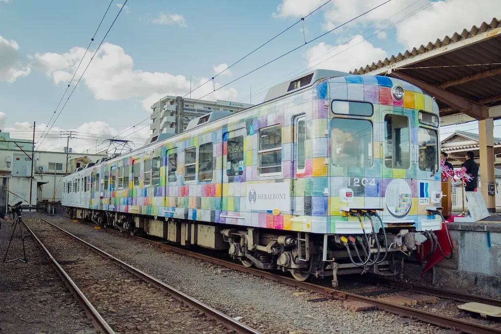 ヘラルボニー×ことでん　香川を彩るアート電車運行
