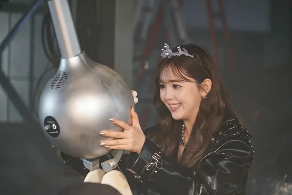 「PACHI-PACHI-7（パチパチセブン）」Season２スタート！　藤田ニコルさんが新キャラ「PACHI-PACHI-QUEEN(パチパチクイーン)」を熱演 画像 4