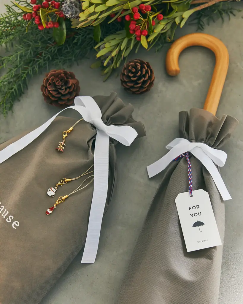 【株式会社ビコーズ】ホリデー気分を彩るクリスマスキャンペーンを開催！楽天ストアで傘・レインコートをご購入いただいた先着30名様に、心ときめく特製ギフトラッピングとクリスマスチャームをプレゼント！ 画像 3