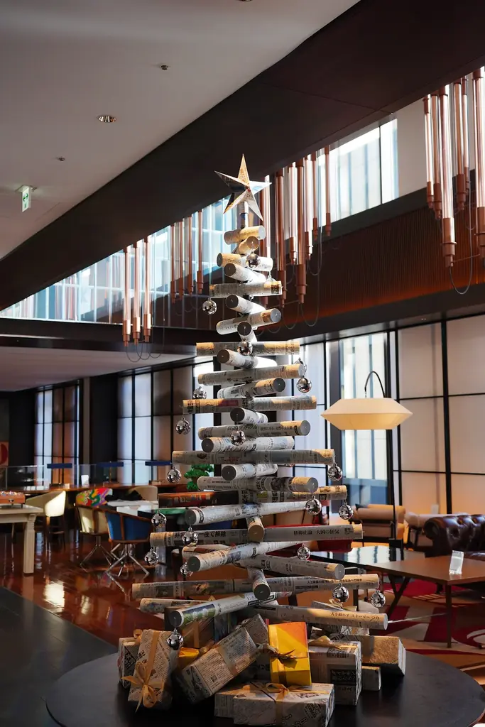 銀座ハイアットで鑑賞する新聞を素材にしたアートツリー