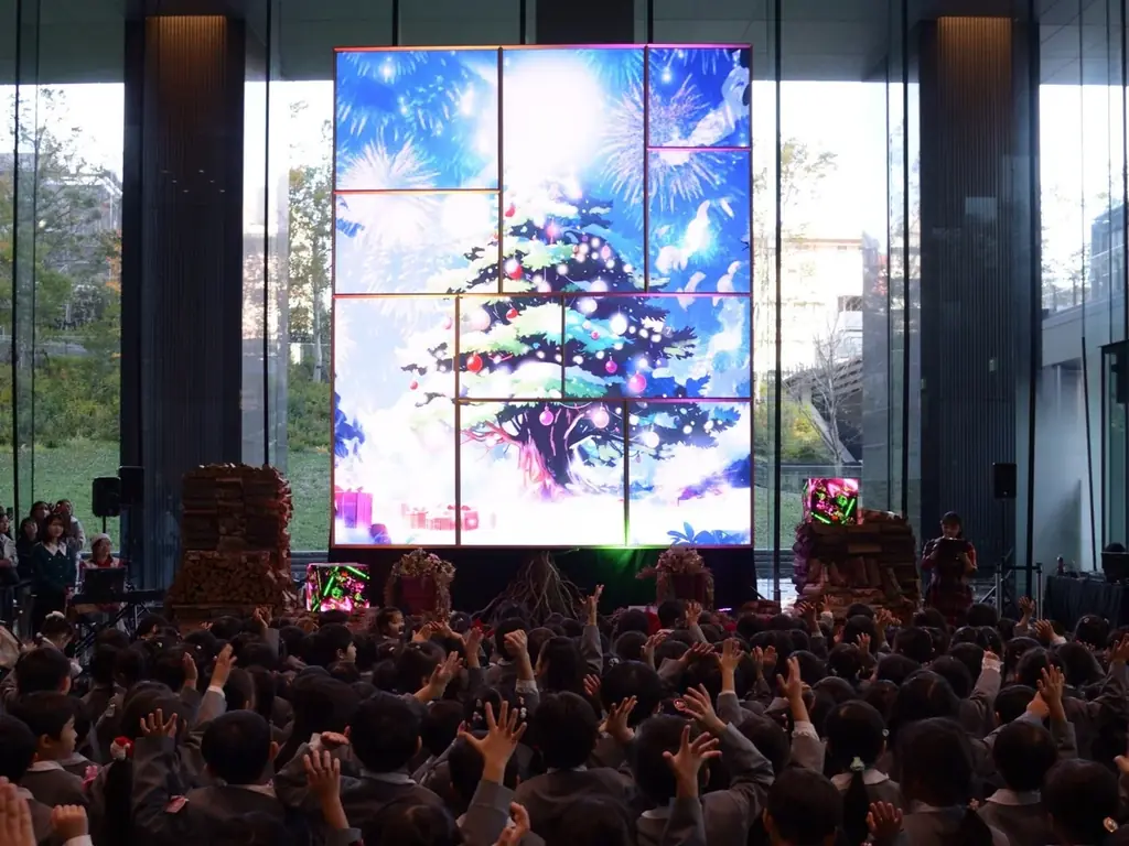 高さ7mのLEDパネルツリーが創る新感覚クリスマス空間