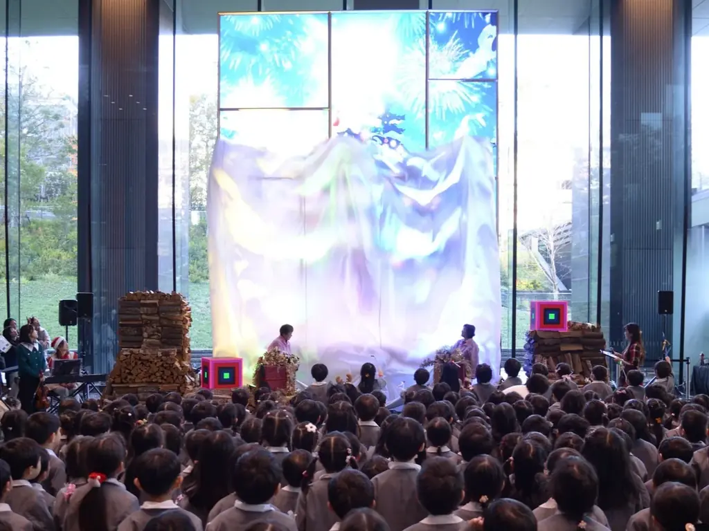 光りと映像が織りなす新感覚の輝き！高さ7mの「LEDパネルツリー」が「住友不動産東京三田ガーデンタワー」に登場！住友不動産と日比谷花壇が、園児300名を招いたクリスマスイベントを共同開催しました。 画像 2