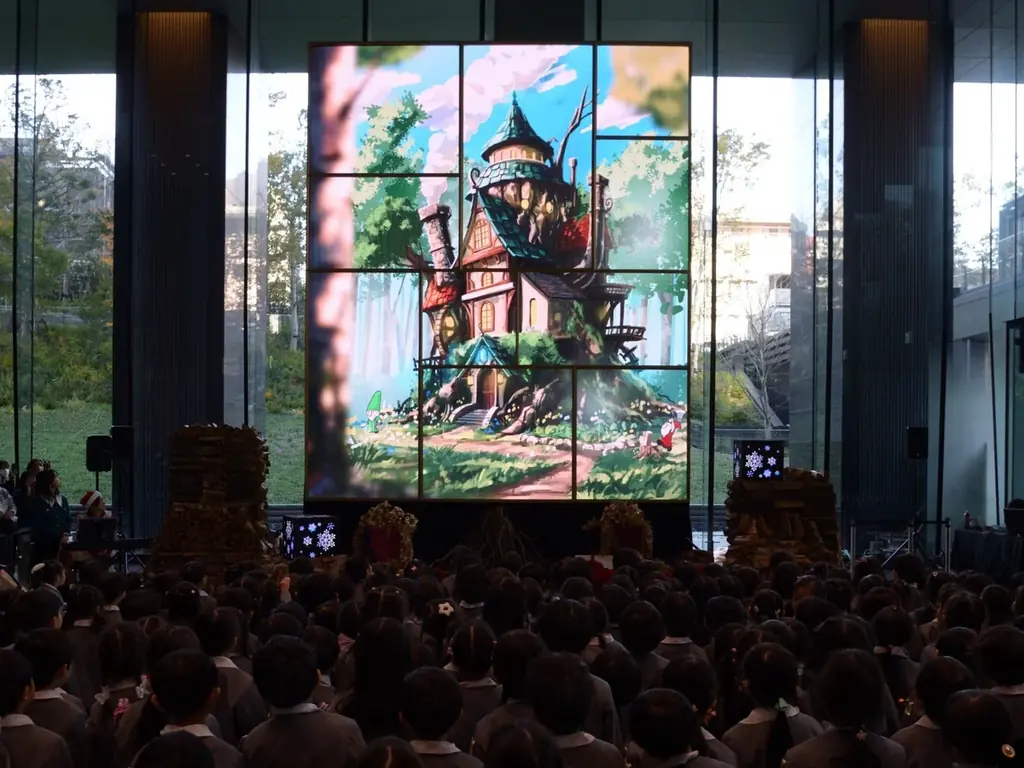 光りと映像が織りなす新感覚の輝き！高さ7mの「LEDパネルツリー」が「住友不動産東京三田ガーデンタワー」に登場！住友不動産と日比谷花壇が、園児300名を招いたクリスマスイベントを共同開催しました。 画像 3