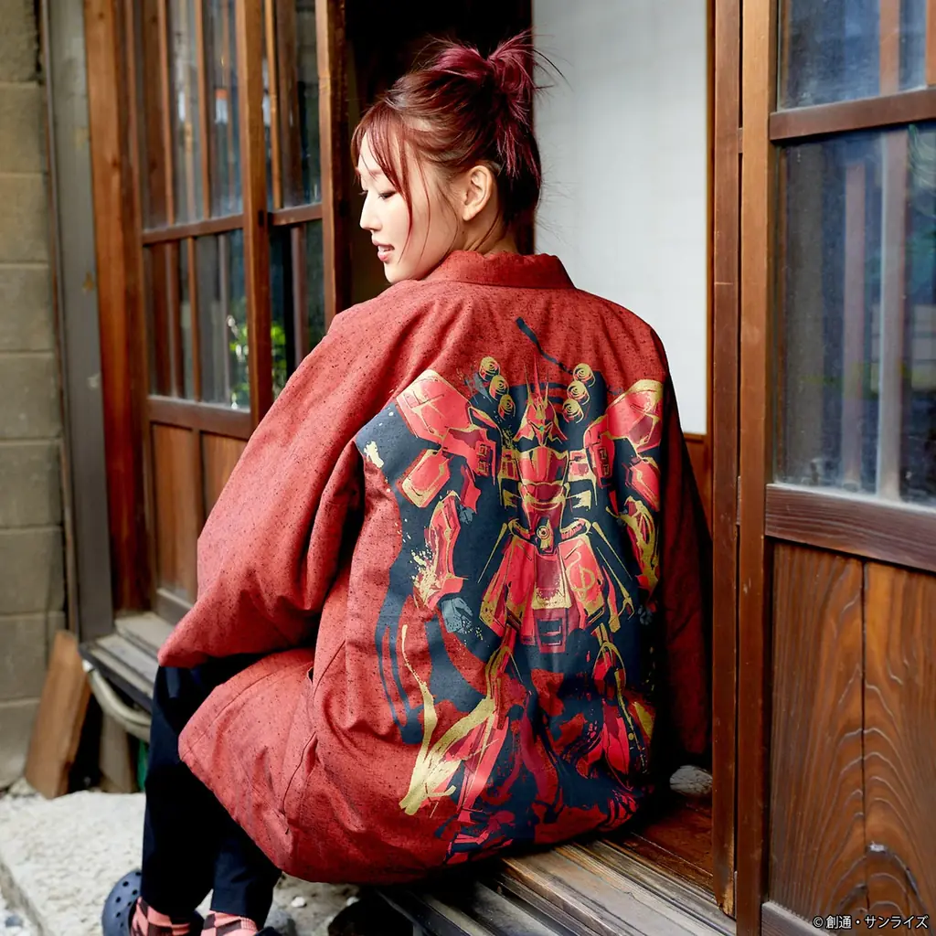 『機動戦士ガンダム 逆襲のシャア』、『機動戦士ガンダム 閃光のハサウェイ キルケーの魔女』より、大正二年創業の老舗、宮田織物とのコラボによる「わた入れ半纏（はんてん）」が登場! 画像 7