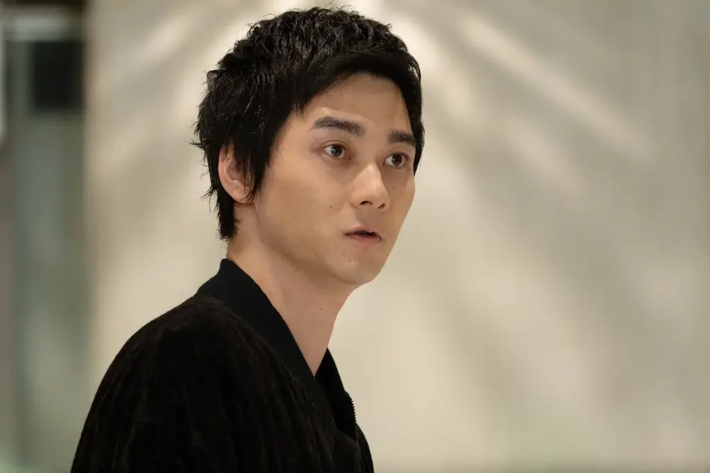 ABEMAオリジナルドラマ『スキャンダルイブ』#3／週刊誌記者“奏”川口春奈が、大手事務所と週刊誌の“癒着”に切り込む！大物俳優にまつわる“性加害疑惑”も判明！？ 画像 8