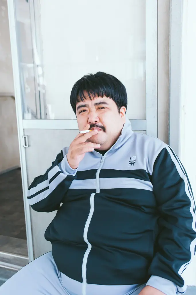 『バトル・ロワイアル』教師・キタノのセットアップジャージ　25年前の映画公開日12/16（火）より限定販売決定！ファーストサマーウイカ＆鈴木もぐら着用写真も公開！ 画像 2