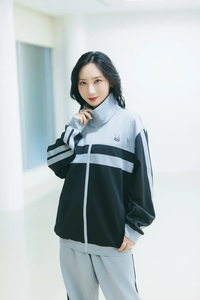 『バトル・ロワイアル』教師・キタノのセットアップジャージ　25年前の映画公開日12/16（火）より限定販売決定！ファーストサマーウイカ＆鈴木もぐら着用写真も公開！ 画像 3