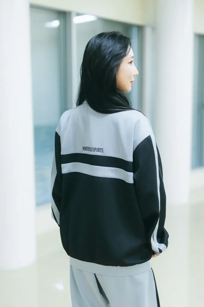 『バトル・ロワイアル』教師・キタノのセットアップジャージ　25年前の映画公開日12/16（火）より限定販売決定！ファーストサマーウイカ＆鈴木もぐら着用写真も公開！ 画像 4