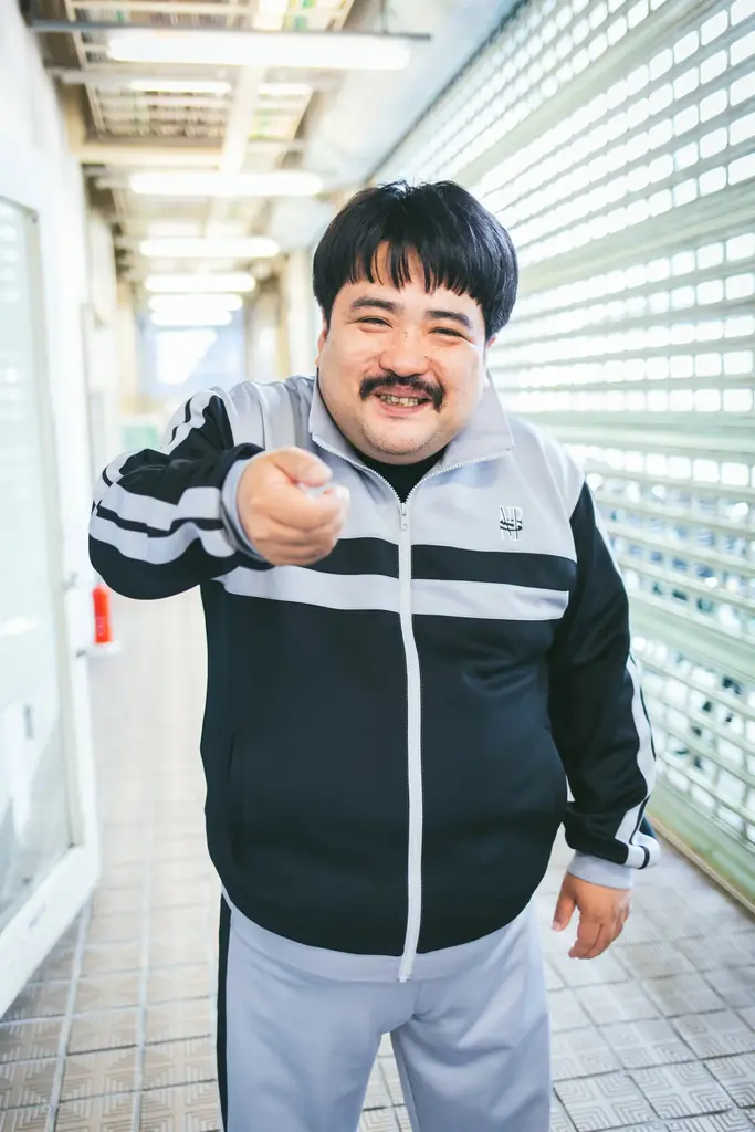 『バトル・ロワイアル』教師・キタノのセットアップジャージ　25年前の映画公開日12/16（火）より限定販売決定！ファーストサマーウイカ＆鈴木もぐら着用写真も公開！ 画像 5