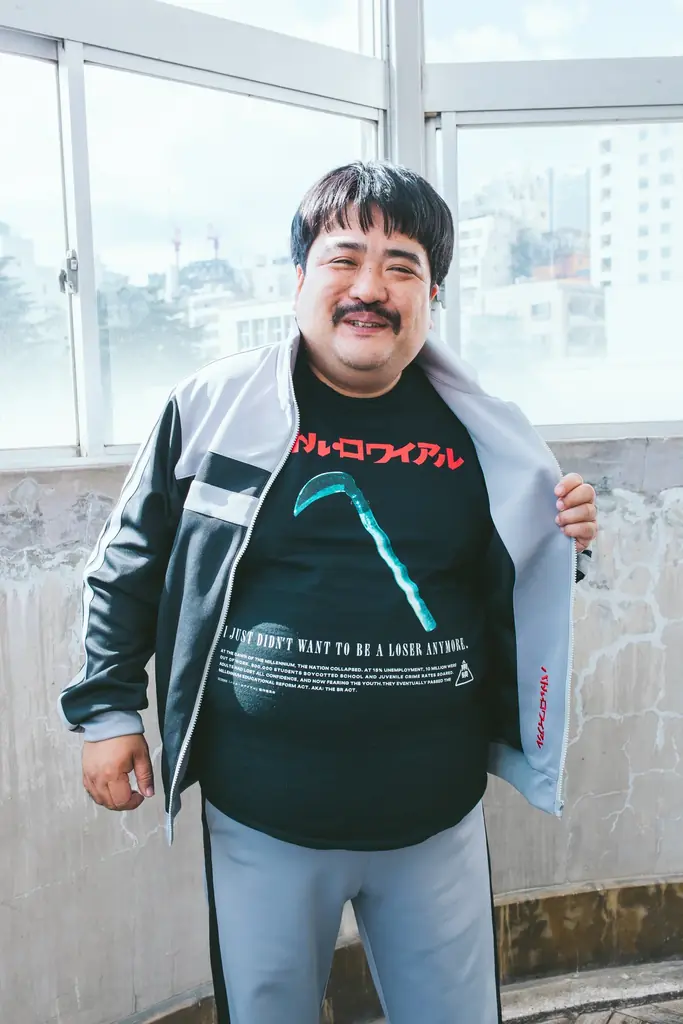 『バトル・ロワイアル』教師・キタノのセットアップジャージ　25年前の映画公開日12/16（火）より限定販売決定！ファーストサマーウイカ＆鈴木もぐら着用写真も公開！ 画像 6