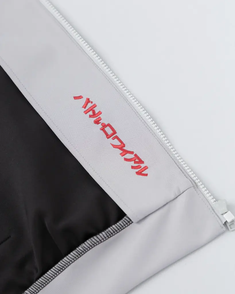 『バトル・ロワイアル』教師・キタノのセットアップジャージ　25年前の映画公開日12/16（火）より限定販売決定！ファーストサマーウイカ＆鈴木もぐら着用写真も公開！ 画像 8