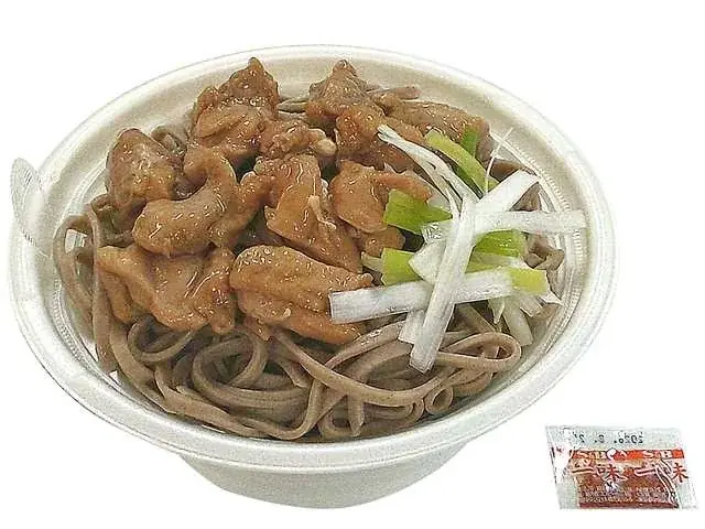 【北海道限定】太切そばにボリューム満点の鶏肉を盛り付けた「北海道産そば粉使用 かしわそば（太切そば）」を12月10日（水）より順次発売 画像 2