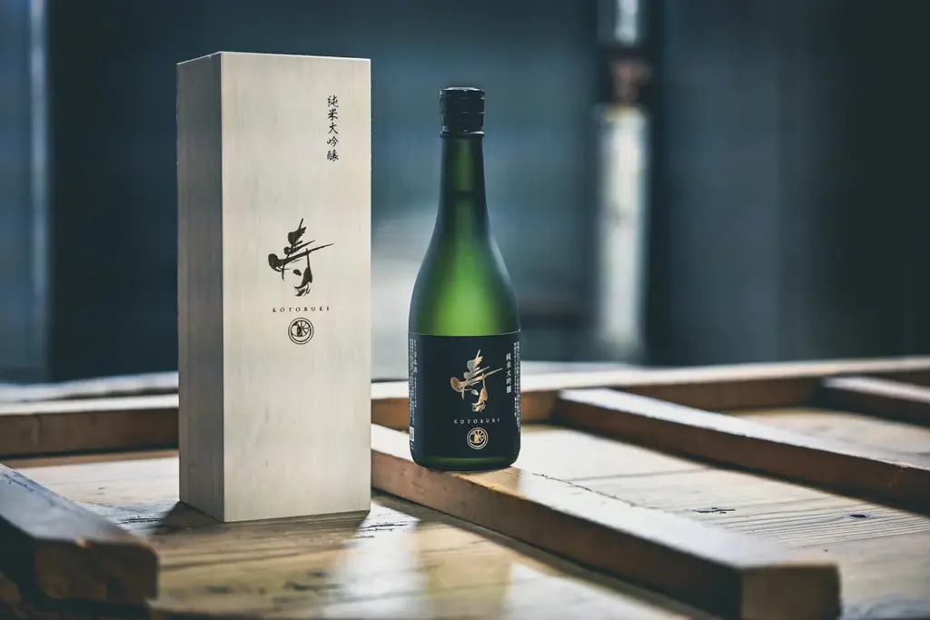 【1万本限定／大阪高島屋70本完売】創業160年の老舗蔵元が“全銘柄廃止”して辿り着いた究極の祝い酒　純米大吟醸『弥栄の酒 寿』発売 画像 1