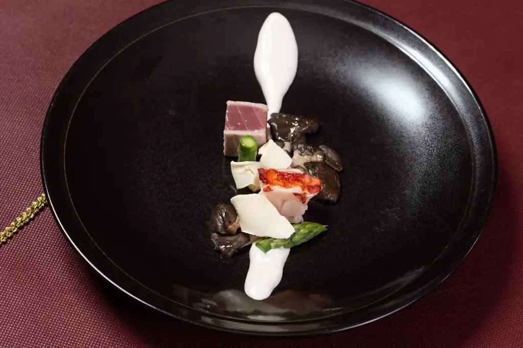 【12/24・25限定】ウニ・キャビア・オマール海老・フォアグラなど豪華食材をつかったコースを夜景とともに。福岡・中州 es（エス）「クリスマスディナー2025」予約開始 画像 6